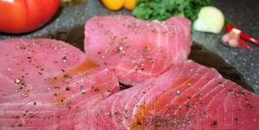 стейк из тунца с острым зеленым соусом