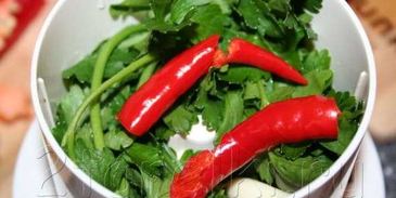 стейк из тунца с острым зеленым соусом