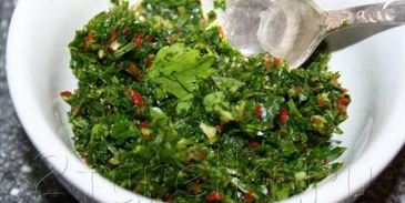 стейк из тунца с острым зеленым соусом