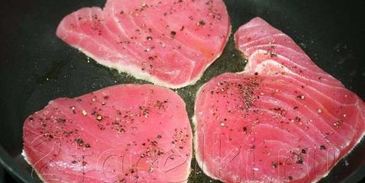 стейк из тунца с острым зеленым соусом