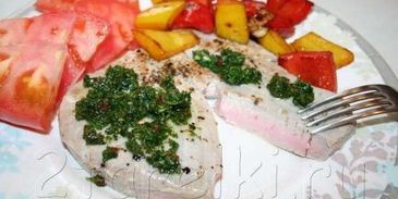 стейк из тунца с острым зеленым соусом