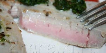 стейк из тунца с острым зеленым соусом