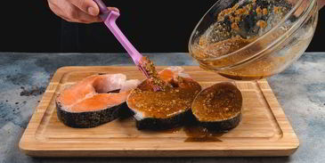 стейк лосося в медово-имбирном маринаде