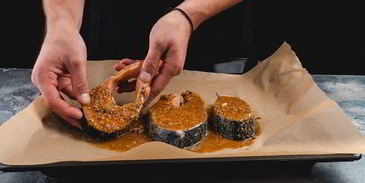 стейк лосося в медово-имбирном маринаде