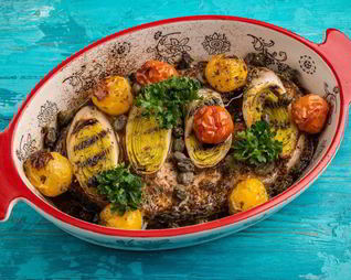 Стейк лосося, запеченный с помидорами черри