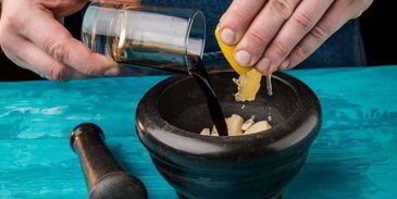 стейк лосося, запеченный с помидорами черри