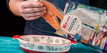 стейк лосося, запеченный с помидорами черри