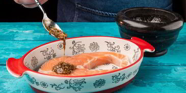 стейк лосося, запеченный с помидорами черри