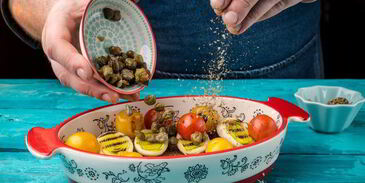 стейк лосося, запеченный с помидорами черри