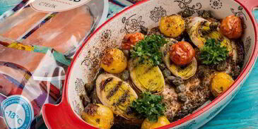 стейк лосося, запеченный с помидорами черри