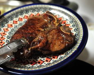 Стейк на кости на сковороде