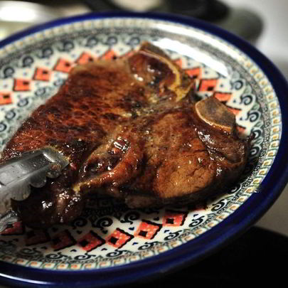 Стейк на кости на сковороде