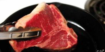 стейк на кости на сковороде