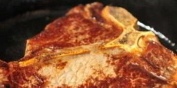 стейк на кости на сковороде