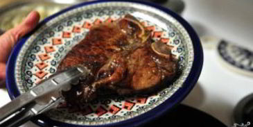 стейк на кости на сковороде