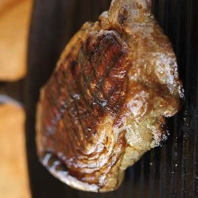 Стейк портерхаус с маслом из красного вина