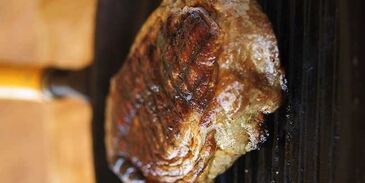 стейк портерхаус с маслом из красного вина