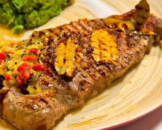 Стейк рибай с остро-сладким соусом