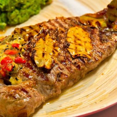 Стейк рибай с остро-сладким соусом