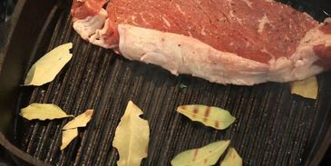 стейк рибай с остро-сладким соусом