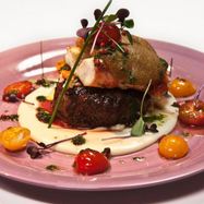 Рецепт Стейка с крабовым мясом и чесночным пюре