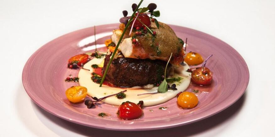 Рецепт стейка с крабовым мясом и чесночным пюре