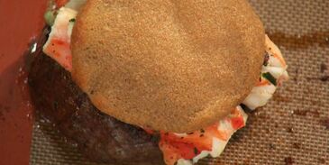 стейк с крабовым мясом и чесночным пюре