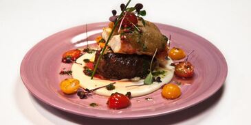 стейк с крабовым мясом и чесночным пюре