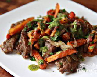 Стейк со сладким картофелем и соусом из петрушки