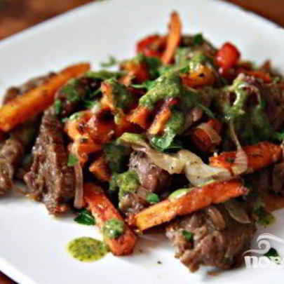 Стейк со сладким картофелем и соусом из петрушки