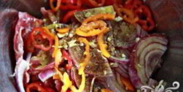 стейк со сладким картофелем и соусом из петрушки