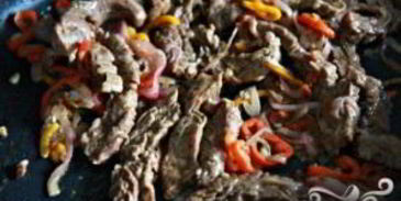 стейк со сладким картофелем и соусом из петрушки