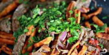 стейк со сладким картофелем и соусом из петрушки