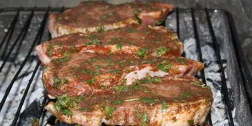 стейки из свиной корейки в томатном маринаде