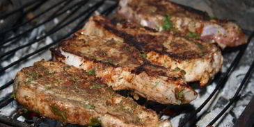 стейки из свиной корейки в томатном маринаде