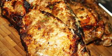 стейки из свиной корейки в томатном маринаде