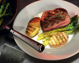 Стейки с картофелем и спаржей на гриле