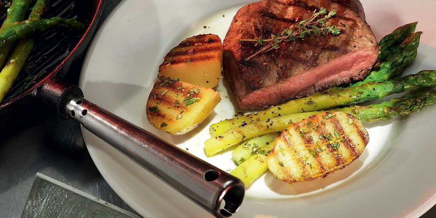 Рецепт стейков с картофелем и спаржей на гриле