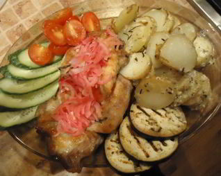 Стейки с картофелем по-деревенски, маринованным луком и овощами