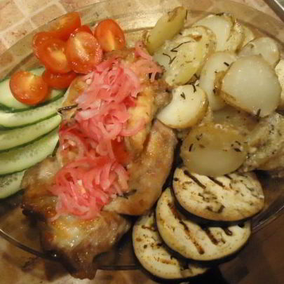 Стейки с картофелем по-деревенски, маринованным луком и овощами