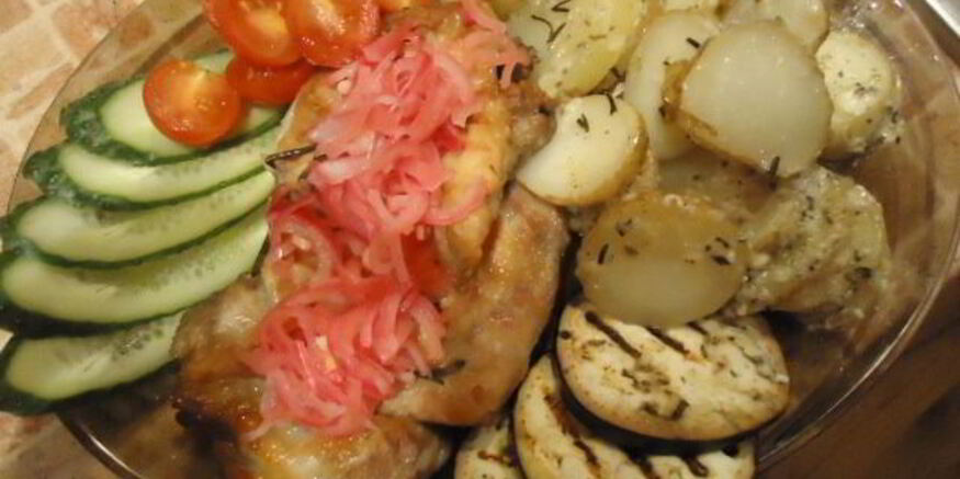 Рецепт стейков с картофелем по-деревенски, маринованным луком и овощами