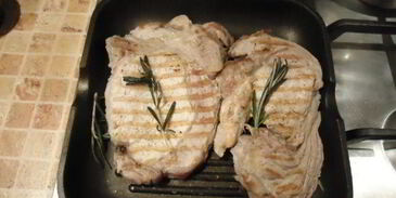 стейки с картофелем по-деревенски, маринованным луком и овощами