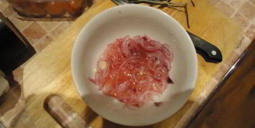 стейки с картофелем по-деревенски, маринованным луком и овощами