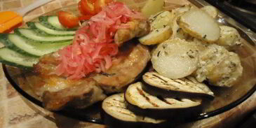 стейки с картофелем по-деревенски, маринованным луком и овощами