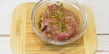 стейки с соусом адобо