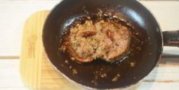 стейки с соусом адобо