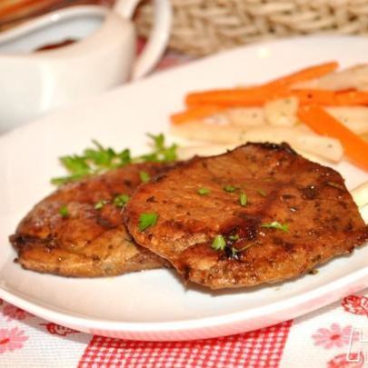 Свиной стейк-гриль с ароматными травами