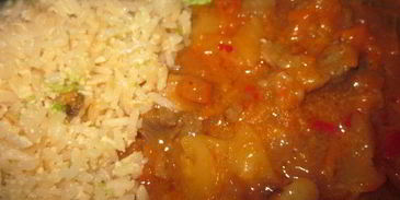 свинина в кисло-сладком соусе с жареным рисом на гарнир — ужин родом из китая