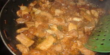 свинина в кисло-сладком соусе с жареным рисом на гарнир — ужин родом из китая