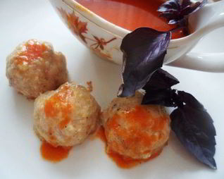 Куриные тефтели с базиликом и томатным соусом